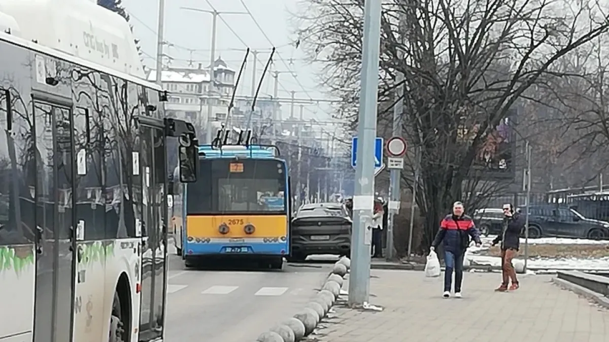 Тролей и джип сътвориха чутовно меле близо до популярен мол СНИМКА