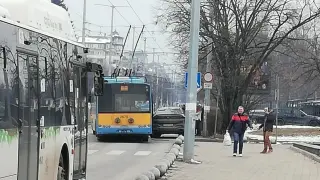 Тролей и джип сътвориха чутовно меле близо до популярен мол СНИМКА
