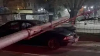Кой е виновен: Защо уличен стълб падна върху автомобил във Варна?