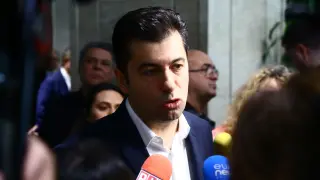 Спипаха Петков в поредна лъжа: Автобуси борели негов кандидат за селски кмет 