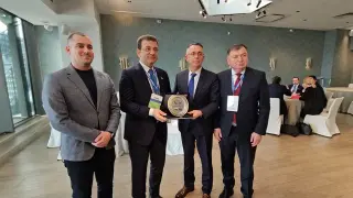 Турски зам.-кмет сътвори огромен гаф: Вмъкна апесаря Азис на форум да даде плакет на… ДПС!