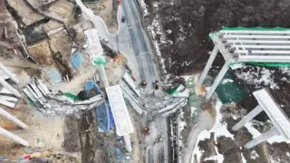 Огромен мост се срути зрелищно и уби четирима ВИДЕО