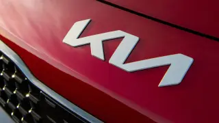 Новият електромобил KIA EV4 изненадва със своето оборудване СНИМКА