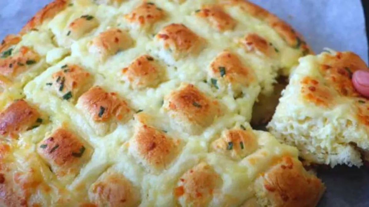 Неустоимо вкусно хлебче с чесън и сирене - пръстите да си оближеш 