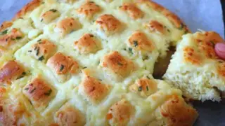 Неустоимо вкусно хлебче с чесън и сирене - пръстите да си оближеш 