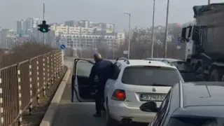 Агресия на път в София! Шофьор беснее и рита кола СНИМКИ