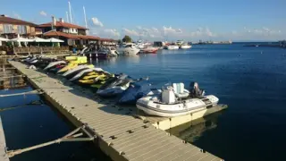 Шок на пристанището в Несебър, хората се чудят какво става ВИДЕО