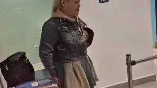 Хайде ма, Ванче: Близалката го закъса в обществен кенеф ВИДЕО 18+