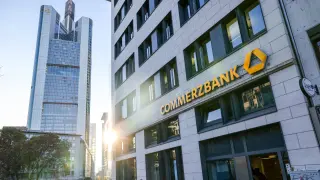Германия разследва плановете на "УниКредит" за по-голям дял в "Комерцбанк"