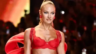 Моделка на Victoria's Secret позира по бельо за списание СНИМКИ 18+