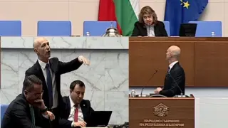 Малко, но кресливи: Лют скандал в НС между „Възраждане“ и Киселова БЛИЦ live