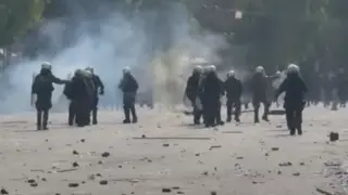 Гърция гори! Полиция и граждани влязоха в сблъсъци, хвърчат коктейли "Молотов" ВИДЕО и СНИМКИ