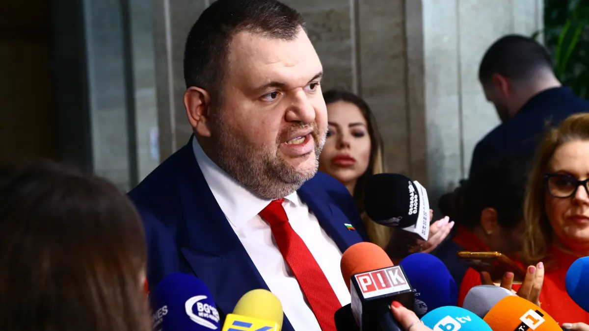Инфарктно проучване: Пеевски с все по-висок рейтинг, Радев - надолу, а ГЕРБ и "Възраждане"... СНИМКИ