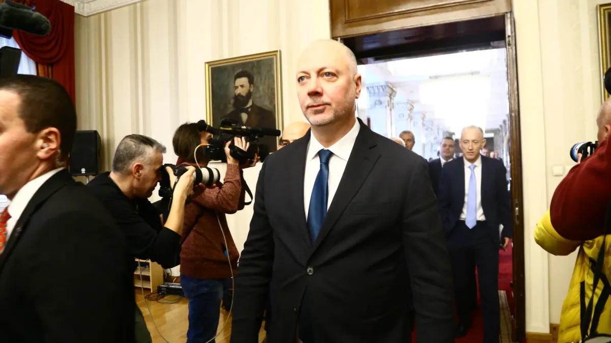 Столчето на коалицията се клати, голяма мистерия прозира зад кабинета "Желязков"
