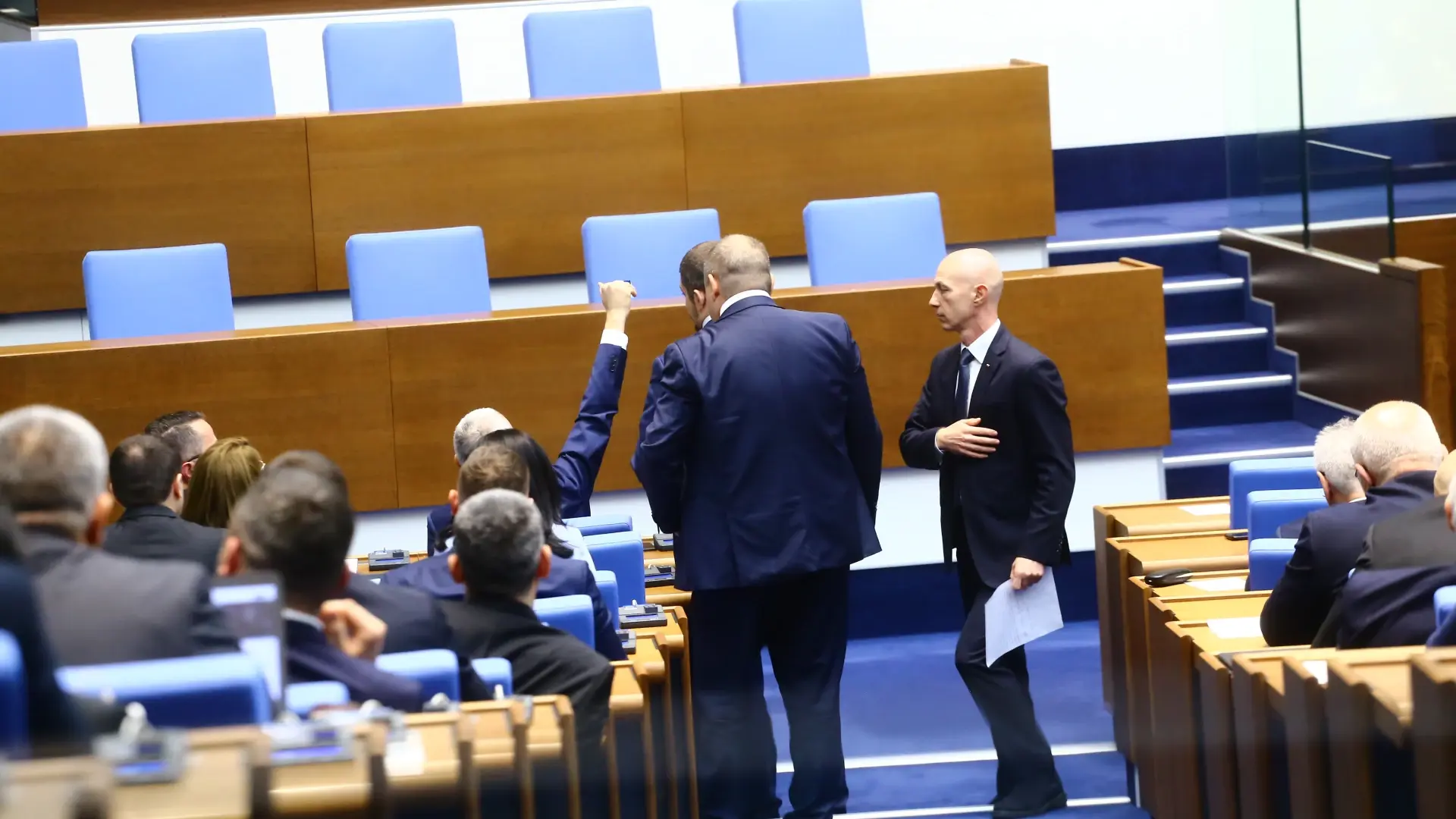 Студен душ за кабинета „Желязков“? „Величие“ вади карта от ръкава за НС, готви да...