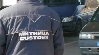 Въоръжен до зъби: Митничарите на Лесово зяпнаха от това, което изскочи под ризата на този човек СНИМКИ