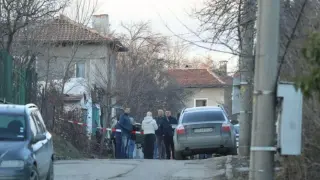 Свирепо убийство! Ученик удуши майка си в Ловеч, а после я сложи в куфар и...