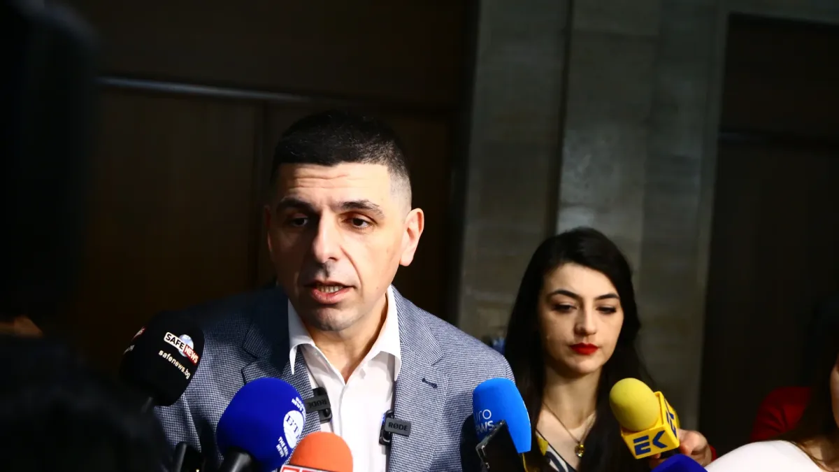 Комплексираното човече Ивайло Мирчев лае срещу Пеевски, а е взето за момче за всичко от Борисов! 
