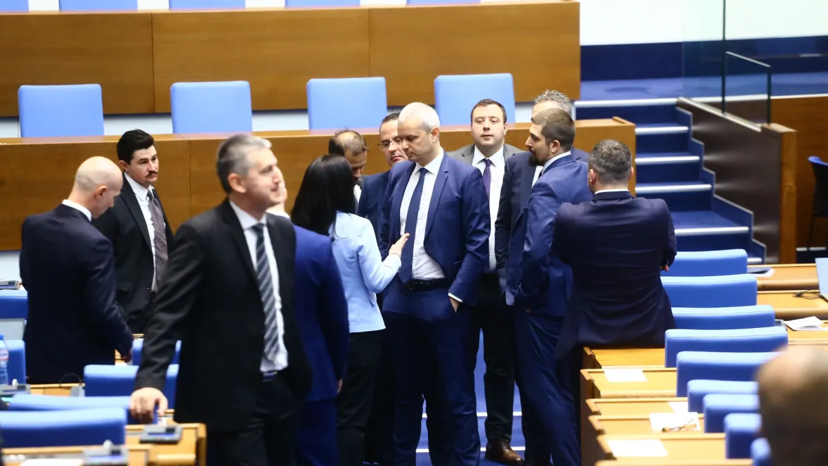 В окото на бурята: Ето как ще се обърне играта за кабинета „Желязков“, а при нови избори...