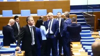 В окото на бурята: Ето как ще се обърне играта за кабинета „Желязков“, а при нови избори...