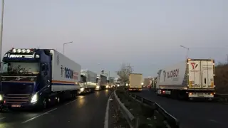 Тир с голяма поразия на АМ "Хемус", движението е затруднено