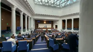 Депутатите приеха важен закон на първо четене и порязаха жестоко ПП-ДБ