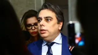 Дори и Асен Василев скочи на Радев за безумието с референдума