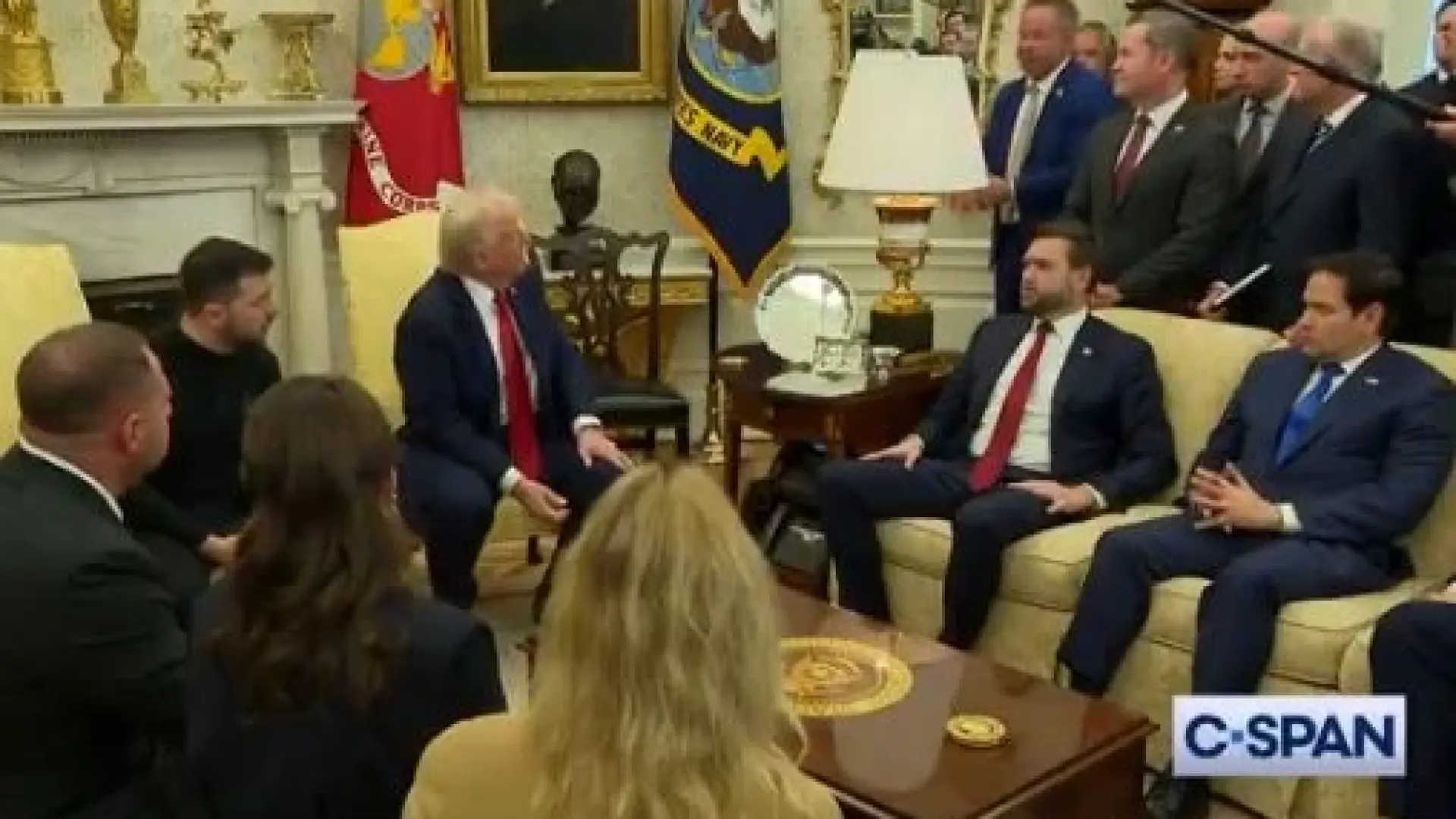 Любимец на Тръмп шашардиса Зеленски с въпрос, Ванс избухна в смях ВИДЕО