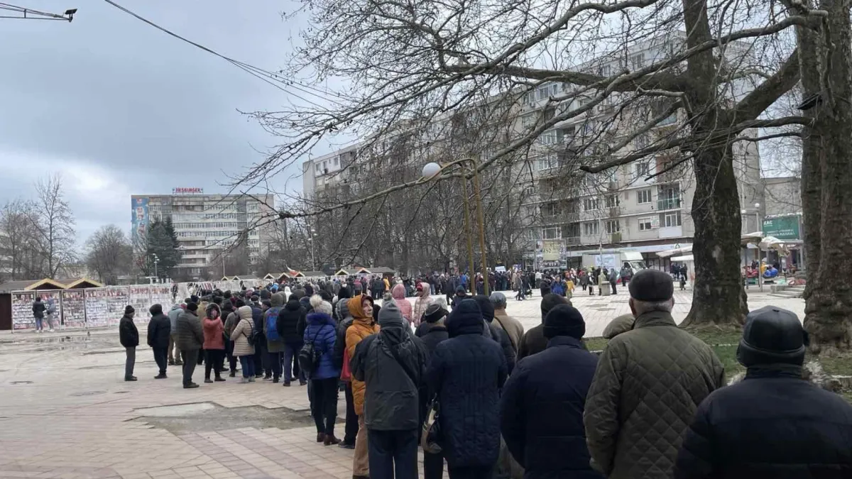 Нещо невиждано се случи в Добрич навръх 1 март, на площада почерня от народ СНИМКИ