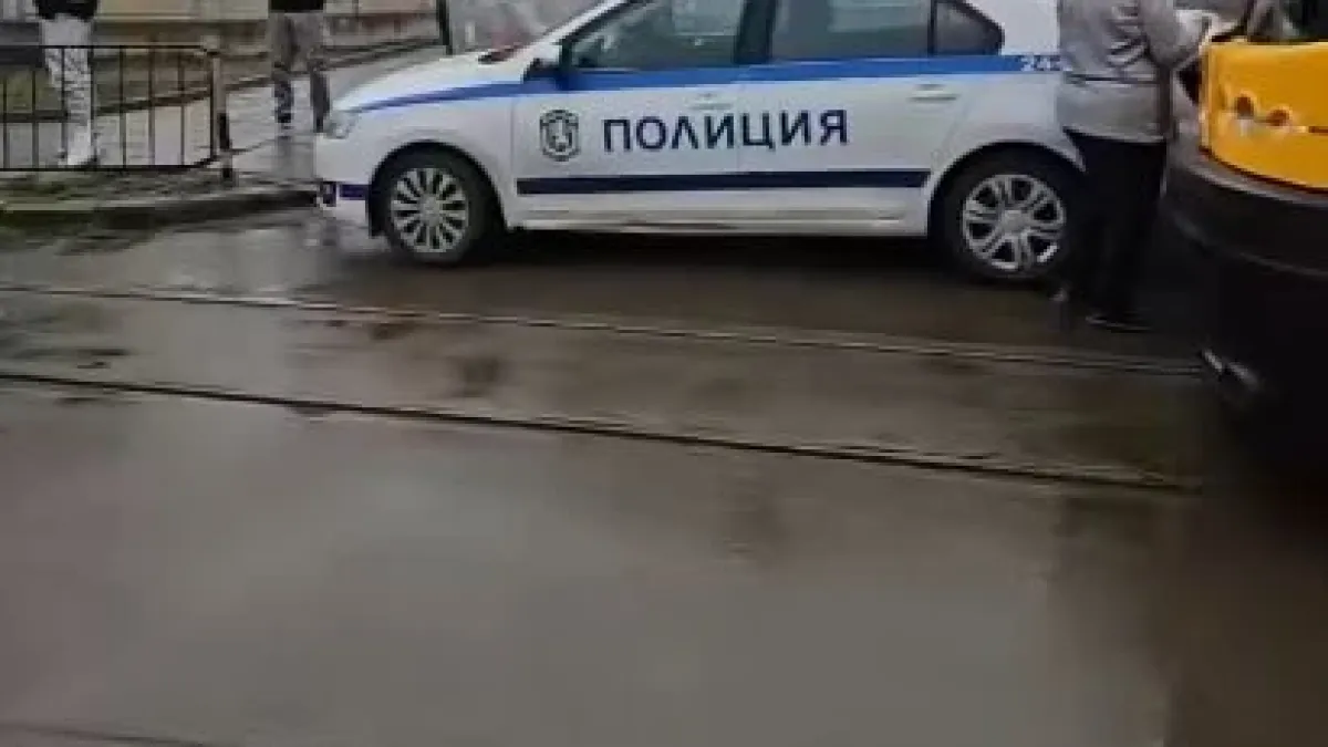 Патрулка блокира трамваите на пъпа на София ВИДЕО