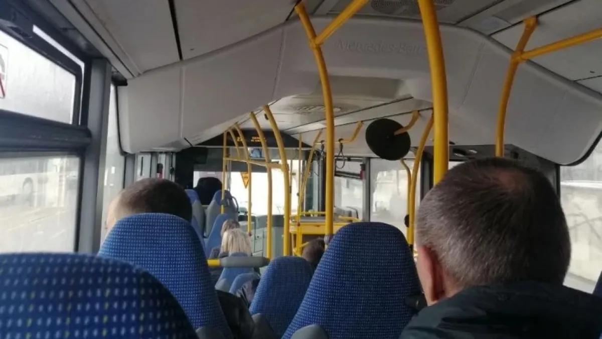 Страдание в автобуса: Навън вали, вътре - също СНИМКИ