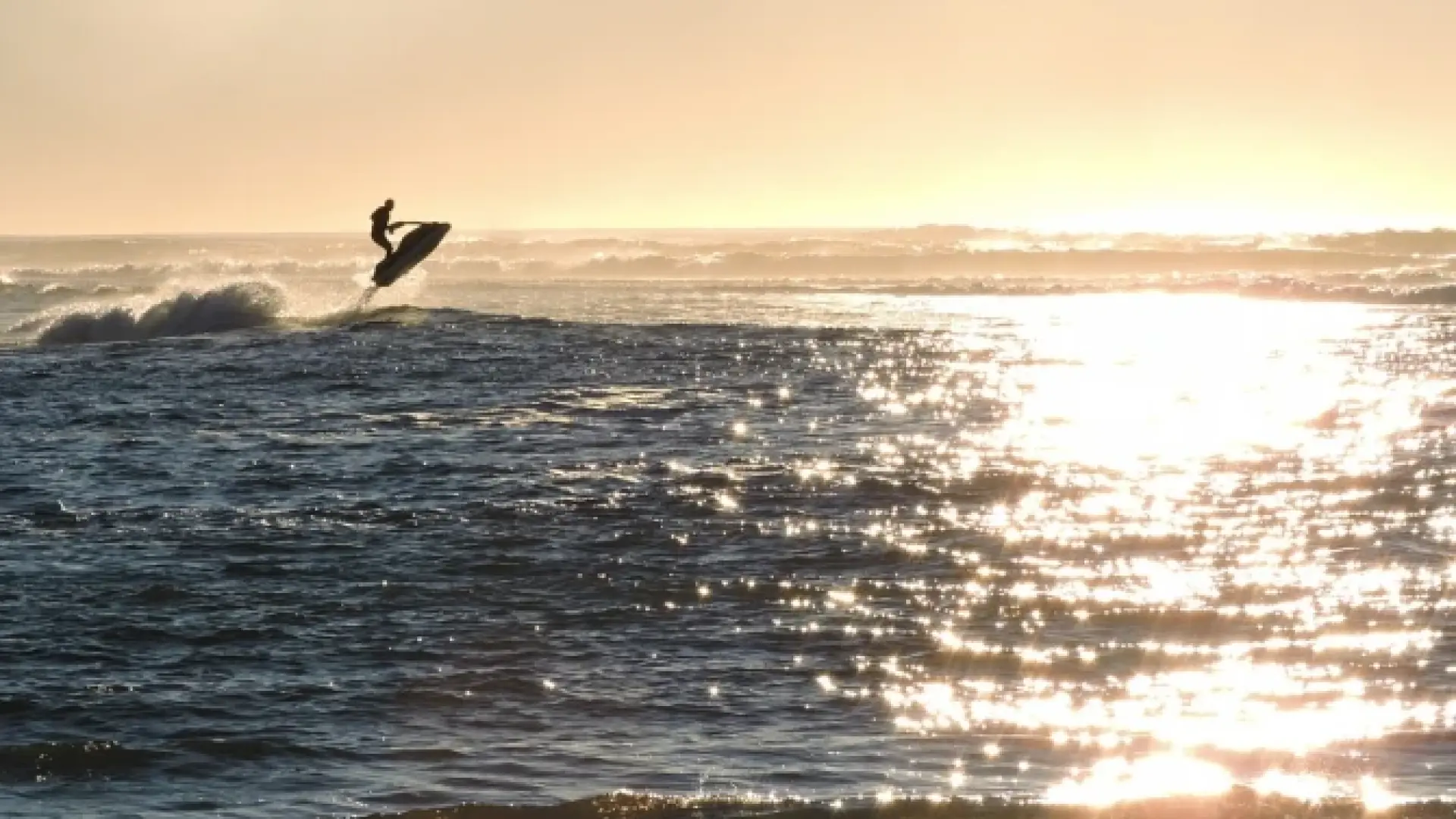 Американка изчезна безследно след каране на джет в Тайланд