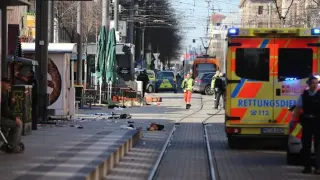 Черен джип се вряза в тълпа в германски град, има убит и много ранени ВИДЕО