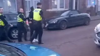 Брутално! 15 души нападнаха полицаи, дошли да вземат две деца от социален дом ВИДЕО