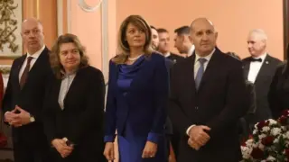 Радев хвана Деси за ръка и пред погледите на премиера, министри, депутати и куп важни хора... ВИДЕО
