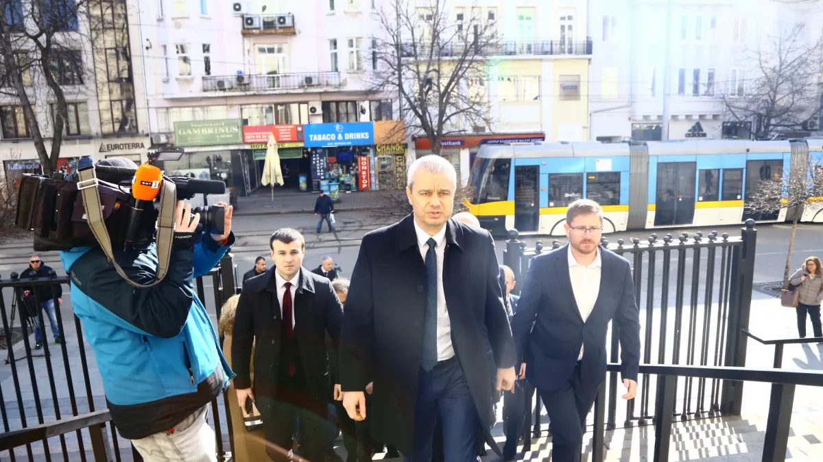 Костадинов пред съда заради хулиганите от протеста с боята, нарече ги "борци за свобода" СНИМКИ