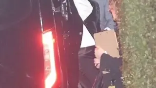 Пиян на кирка! Краката на Джеф Безос не го държат на афтърпартито на „Оскарите“ СНИМКИ