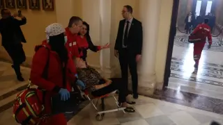 Ужасът в Сърбия: Вучич с извънреден ход след мелето в парламента СНИМКИ