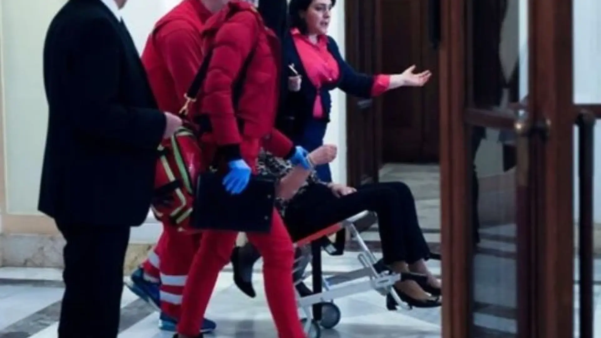 Бременна депутатка бере душа след сблъсъците в сръбския парламент, а други две... ВИДЕО 