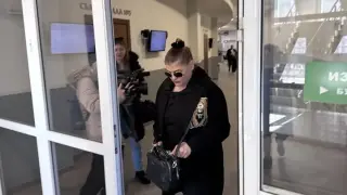 Жана Бергендорф цъфна ухилена до уши в съда, но после излезе посърнала СНИМКИ