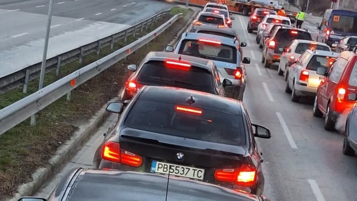 В Пловдив: Шофьори се чудят и маят какво е това нещо на пътя СНИМКА