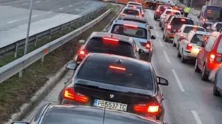 В Пловдив: Шофьори се чудят и маят какво е това нещо на пътя СНИМКА