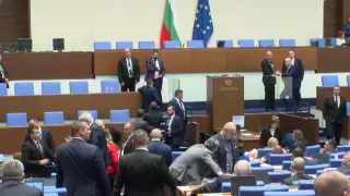 Окупация в НС, изгониха депутатка от "Възраждане" и стана страшно