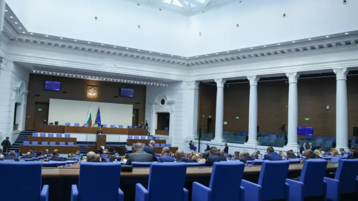 В полунощ в пленарната зала прозвуча химнът на България, докато депутатите...