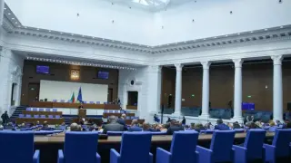 В полунощ в пленарната зала прозвуча химнът на България, докато депутатите...