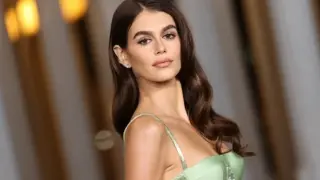 23-г. дъщеря на Синди Крауфорд лъсна в прозрачна рокля СНИМКА 18+