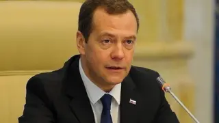 Медведев се присмя на предупреждението на Еманюел Макрон