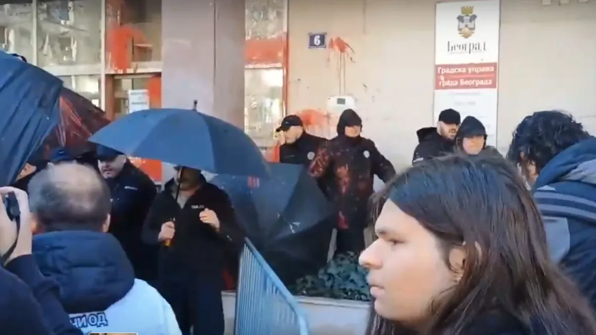 Апокалипсис в Белград! Масов бой с бухалки, яйца и чадъри пред кметството ВИДЕО 18+