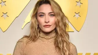 Дъщерята на Майкъл Джексън лъсна без сутиен на модно ревю СНИМКИ 18+
