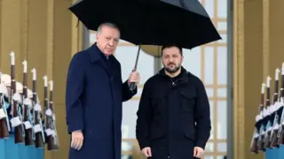 Символиката зад чадъра на Ердоган над Зеленски - новият фактор във войната в Украйна